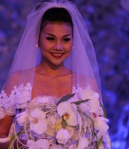sieu-mau-thanh-hang-bi-mat-chup-anh-cuoi-1