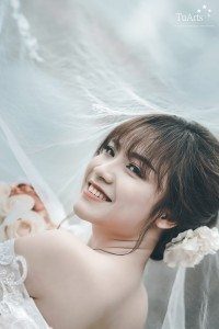 Cách chọn phấn nền trang điểm cô dâu