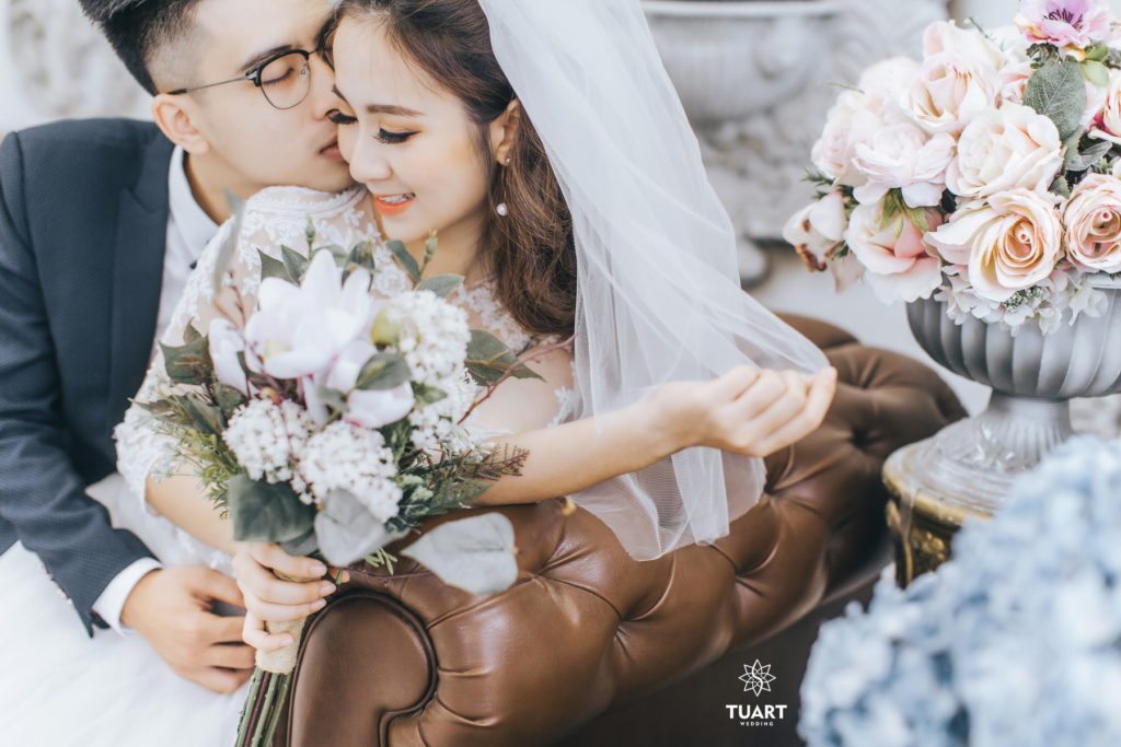 Tạo dáng chụp ảnh cưới lãng mạn và mới lạ tại TuArts Nguyen