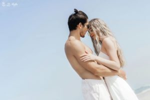 8 Cách Tạo Dáng Ngoại Cảnh Biển Ấn Tượng Khi Chụp Hình Cưới 3