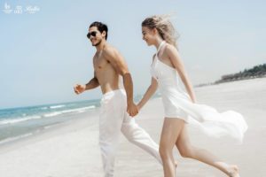 8 Cách Tạo Dáng Ngoại Cảnh Biển Ấn Tượng Khi Chụp Hình Cưới 6