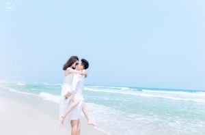 8 Cách Tạo Dáng Ngoại Cảnh Biển Ấn Tượng Khi Chụp Hình Cưới 14