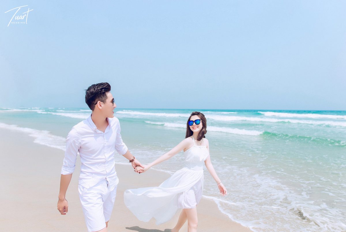 Dáng ngoại cảnh biển: Bãi biển là địa điểm lý tưởng để chụp hình cưới ngoại cảnh. Với dáng chân váy bay và cặp đôi đứng trước bãi biển xanh ngắt, bạn sẽ có những bức ảnh lung linh nhưng vẫn mang nét tự nhiên và gần gũi.