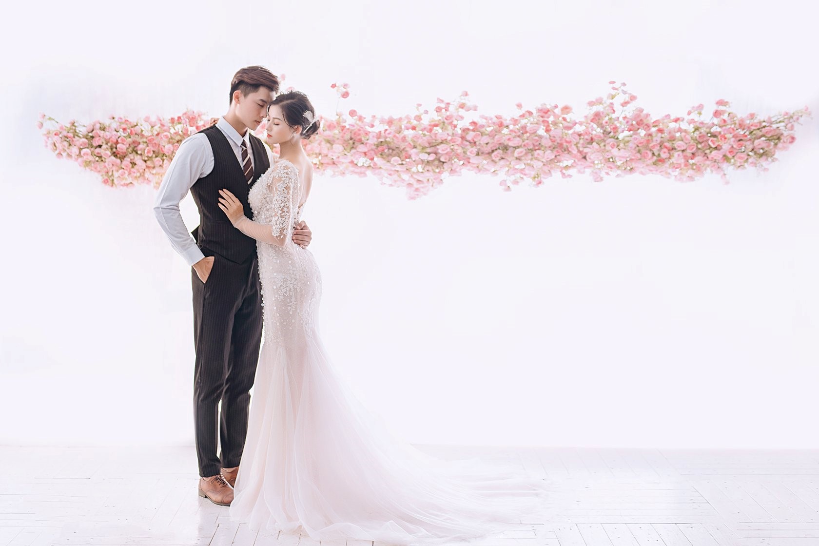 Hãy xem những bức ảnh cưới đẹp tuyệt vời tại Phú Yên, nơi có những cảnh đẹp hoang sơ, trang trí đẹp mắt và ánh sáng hoàn hảo. Bức ảnh cưới của bạn sẽ trở thành kỷ niệm đáng nhớ với bầu trời xanh ngổn ngang và nét đẹp tự nhiên đầy yêu thương.