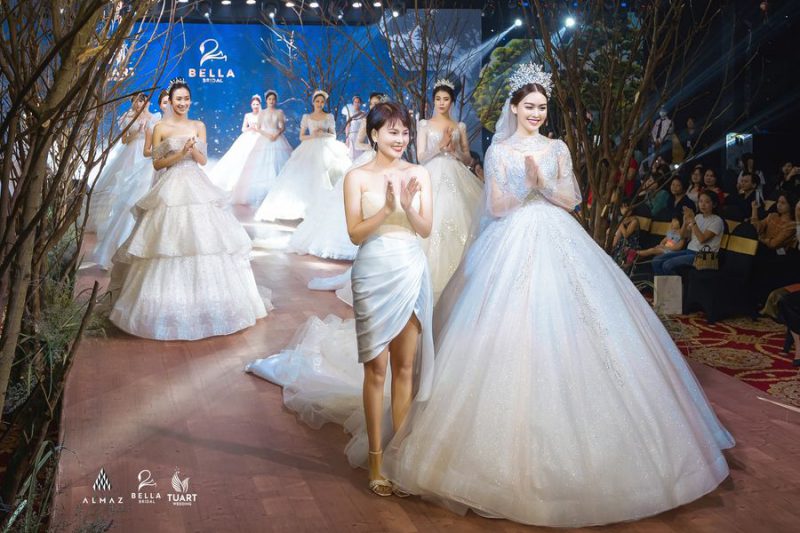 Á hậu Tường San, người mẫu một tay Hà Phương thu hút mọi ánh nhìn trong show diễn váy cưới đỉnh cao Bella Fashion Show