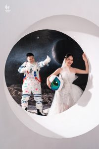 Ca sĩ “Vợ tuyệt vời nhất” Vũ Duy Khánh và Hotgirl Phương Anh tung bộ ảnh cưới concept Phi Hành Gia cực chất khiến Fan rần rần