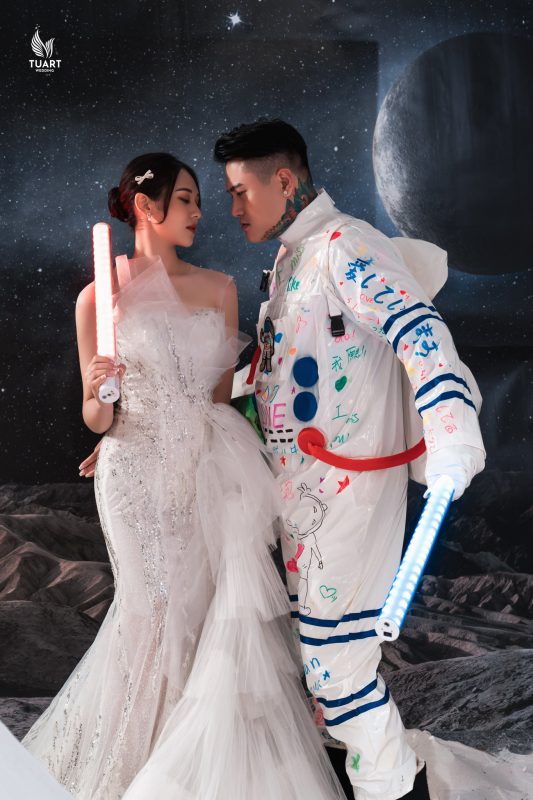 Ca sĩ “Vợ tuyệt vời nhất” Vũ Duy Khánh và Hotgirl Phương Anh tung bộ ảnh cưới concept Phi Hành Gia cực chất khiến Fan rần rần