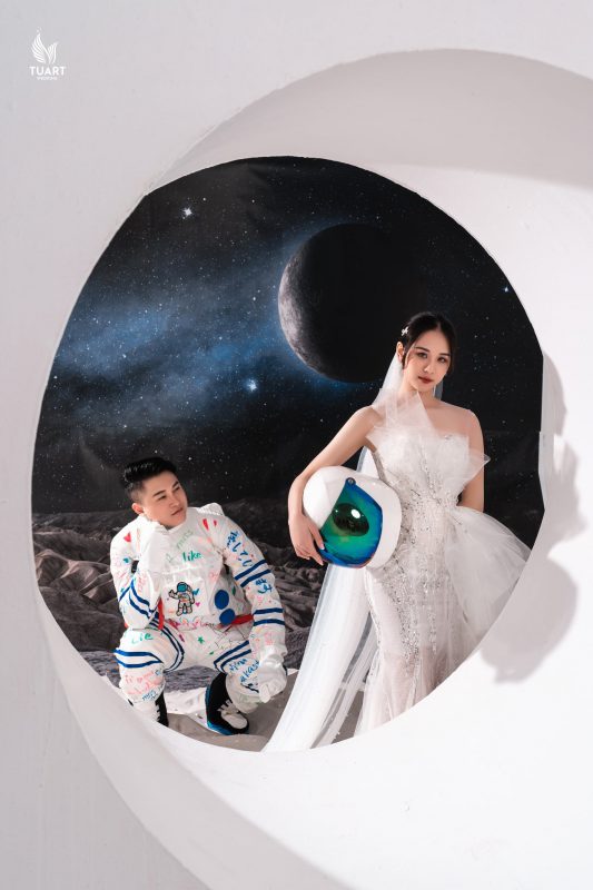 Ca sĩ “Vợ tuyệt vời nhất” Vũ Duy Khánh và Hotgirl Phương Anh tung bộ ảnh cưới concept Phi Hành Gia cực chất khiến Fan rần rần