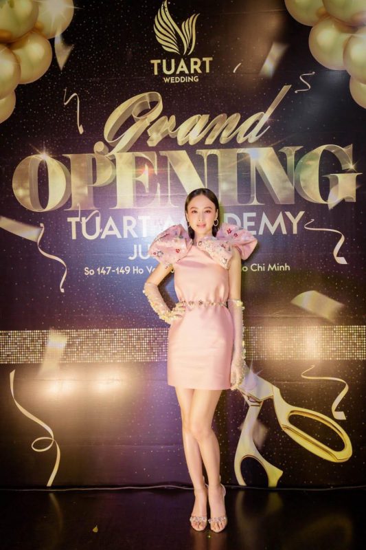 Nữ hoàng giải trí Angela Phương Trinh dự sự kiện khai trường TuArt 