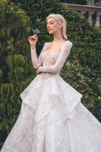 Thương hiệu Hacchic Couture luôn đem đến những thiết kế đậm chất cổ tích mộng mơ. Từ cảm hứng bất tận của những cánh hoa trong khu vườn mùa xuân tới những chiếc váy, đặc biệt là những mẫu váy cưới lộng lẫy, kiêu sa trong BST Xuân – Hè 2022, với sự kết hợp cùng TuArt Wedding,
