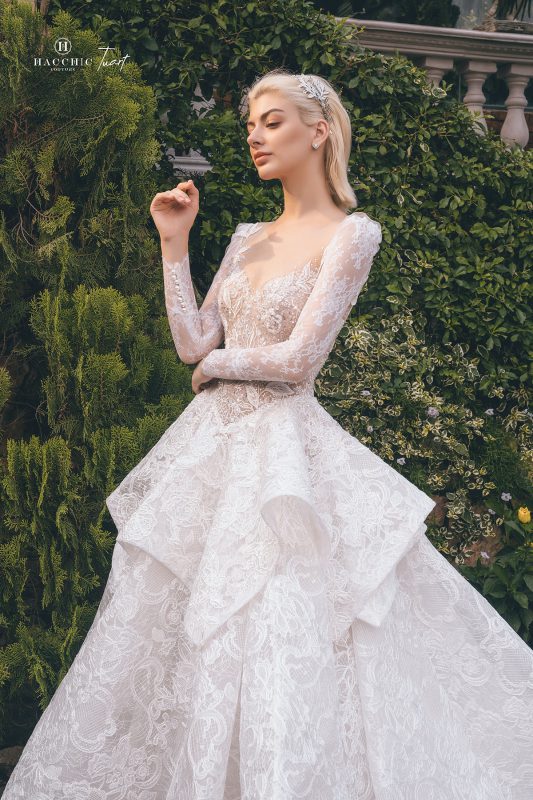Thương hiệu Hacchic Couture luôn đem đến những thiết kế đậm chất cổ tích mộng mơ. Từ cảm hứng bất tận của những cánh hoa trong khu vườn mùa xuân tới những chiếc váy, đặc biệt là những mẫu váy cưới lộng lẫy, kiêu sa trong BST Xuân – Hè 2022, với sự kết hợp cùng TuArt Wedding,