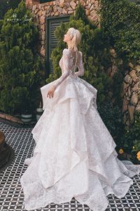 Thương hiệu Hacchic Couture luôn đem đến những thiết kế đậm chất cổ tích mộng mơ. Từ cảm hứng bất tận của những cánh hoa trong khu vườn mùa xuân tới những chiếc váy, đặc biệt là những mẫu váy cưới lộng lẫy, kiêu sa trong BST Xuân – Hè 2022, với sự kết hợp cùng TuArt Wedding,
