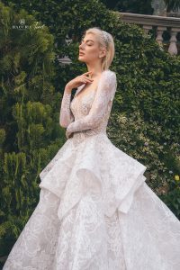 Thương hiệu Hacchic Couture luôn đem đến những thiết kế đậm chất cổ tích mộng mơ. Từ cảm hứng bất tận của những cánh hoa trong khu vườn mùa xuân tới những chiếc váy, đặc biệt là những mẫu váy cưới lộng lẫy, kiêu sa trong BST Xuân – Hè 2022, với sự kết hợp cùng TuArt Wedding,