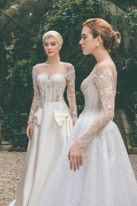 Thương hiệu Hacchic Couture luôn đem đến những thiết kế đậm chất cổ tích mộng mơ. Từ cảm hứng bất tận của những cánh hoa trong khu vườn mùa xuân tới những chiếc váy, đặc biệt là những mẫu váy cưới lộng lẫy, kiêu sa trong BST Xuân – Hè 2022, với sự kết hợp cùng TuArt Wedding,