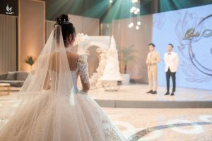 O Sen Ngọc Mai mặc váy cưới Bella được Quốc Nghiệp cầu hôn trên truyền hình