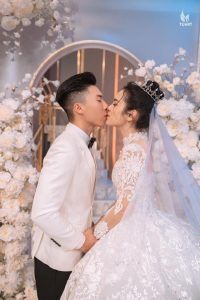 O Sen Ngọc Mai mặc váy cưới Bella được Quốc Nghiệp cầu hôn trên truyền hình