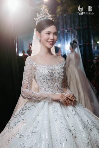 Đương kim Hoa Hậu Du Lịch Việt Nam - Lương Kỳ Duyên tỏa sáng lộng lẫy trên sân khấu trong thiết kế Twinkle Twinkle Star đính kết tỉ mỉ 389 viên kim cương Swarovski.