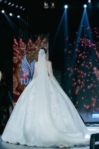 Đương kim Hoa Hậu Du Lịch Việt Nam - Lương Kỳ Duyên tỏa sáng lộng lẫy trên sân khấu trong thiết kế Twinkle Twinkle Star đính kết tỉ mỉ 389 viên kim cương Swarovski.