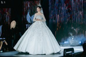 Đương kim Hoa Hậu Du Lịch Việt Nam - Lương Kỳ Duyên tỏa sáng lộng lẫy trên sân khấu trong thiết kế Twinkle Twinkle Star đính kết tỉ mỉ 389 viên kim cương Swarovski.