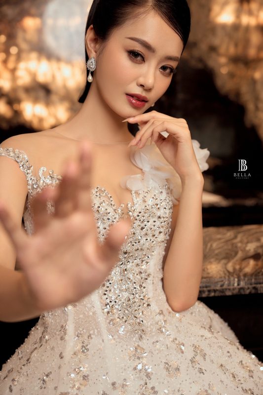 Vedette - Á Hậu - Miss Grand Viet Nam Bùi Khánh Linh toả sáng với đôi cánh thiên thần trong BST "La Vie Est Belle"