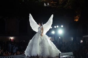 Vedette - Á Hậu - Miss Grand Viet Nam Bùi Khánh Linh toả sáng với đôi cánh thiên thần trong BST "La Vie Est Belle"