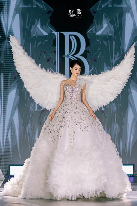 Vedette - Á Hậu - Miss Grand Viet Nam Bùi Khánh Linh toả sáng với đôi cánh thiên thần trong BST "La Vie Est Belle"