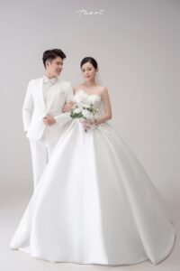 ảnh cưới studio đơn giản