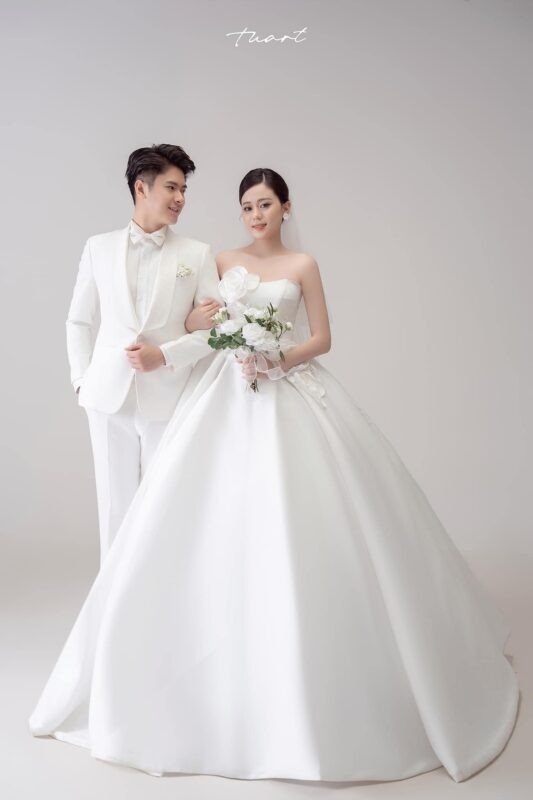 ảnh cưới studio đơn giản