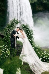 Một bộ ảnh cưới không chỉ là kỷ niệm, mà là hành trình lưu giữ cảm xúc – nơi từng ánh nhìn, nụ cười, cái nắm tay đều được thổi hồn bằng cảnh sắc thiên nhiên sống động và đầy chất thơ. Tại TuArt, chụp ảnh cưới ngoại cảnh không đơn thuần là “chụp ảnh”, đó là một trải nghiệm nghệ thuật được thiết kế riêng cho từng cặp đôi. Vì sao concept chụp ảnh cưới ngoại cảnh luôn được yêu thích? Ảnh cưới ngoại cảnh mang đến sự tự do, thoải mái, chân thật và lãng mạn – điều mà một không gian studio khó có thể tái hiện trọn vẹn. Dưới nắng vàng, trên triền cỏ xanh hay giữa sóng biển lấp lánh, mỗi khoảnh khắc yêu thương đều được ghi lại theo cách tự nhiên nhất – không gò bó, không sắp đặt. Với sự dẫn dắt của ekip TuArt – giàu kinh nghiệm, nhạy bén với góc máy và cảm xúc – những khoảnh khắc tưởng như tình cờ ấy lại trở thành điểm nhấn đầy nghệ thuật trong album cưới của bạn. Những concept ảnh cưới ngoại cảnh nổi bật tại TuArt 1. Lãng mạn kiểu Hàn – Tối giản nhưng tinh tế: Gam màu pastel, ánh sáng tự nhiên và biểu cảm dịu dàng tạo nên một concept nhẹ nhàng, đầy chất điện ảnh. Thường chụp ở công viên, đồi thông, bãi cỏ hoặc bên bờ biển khi hoàng hôn vừa buông. 2. Cổ điển – Thanh lịch kiểu Pháp: Dành cho những cặp đôi yêu sự sang trọng và thần thái quý phái. Chụp tại các công trình cổ, biệt thự kiến trúc châu Âu, kết hợp với váy cưới dáng dài, ren cao cấp, và tuxedo đen lịch lãm. 3. Bohemian – Phóng khoáng giữa thiên nhiên: Tự do, hoang dại và đầy nghệ thuật. Những shoot hình giữa cánh đồng rộng, concept cưỡi ngựa, váy ren tua rua, tóc xoã tự nhiên… sẽ tạo nên album cưới “độc bản” mang dấu ấn cá nhân rõ nét. 4. Picnic – Tươi mới và ngập tràn năng lượng: Set up nhẹ nhàng với lều, thảm, trái cây, hoa tươi – phù hợp với các cặp đôi yêu sự đời thường, đáng yêu và tràn đầy sức sống. Lý do bạn nên chọn TuArt cho bộ ảnh cưới ngoại cảnh của mình •Concept đa dạng – cá nhân hóa theo câu chuyện tình yêu của bạn •Ekip chuyên nghiệp từ tư vấn, stylist, makeup đến nhiếp ảnh •Trang phục cao cấp: váy cưới thiết kế riêng, vest nhập khẩu •Trang điểm cô dâu tôn nét tự nhiên, bền màu trong mọi điều kiện thời tiết •Phim trường & điểm chụp độc quyền trên toàn quốc Với TuArt, mỗi khung hình không chỉ đẹp – mà còn có hồn. Đó là sự kết hợp hoàn hảo giữa cảm xúc thật và gu thẩm mỹ tinh tế, giúp bạn kể lại câu chuyện tình yêu của mình bằng những bức ảnh không bao giờ lỗi thời. TuArt – nơi những khoảnh khắc yêu thương trở thành tác phẩm nghệ thuật.